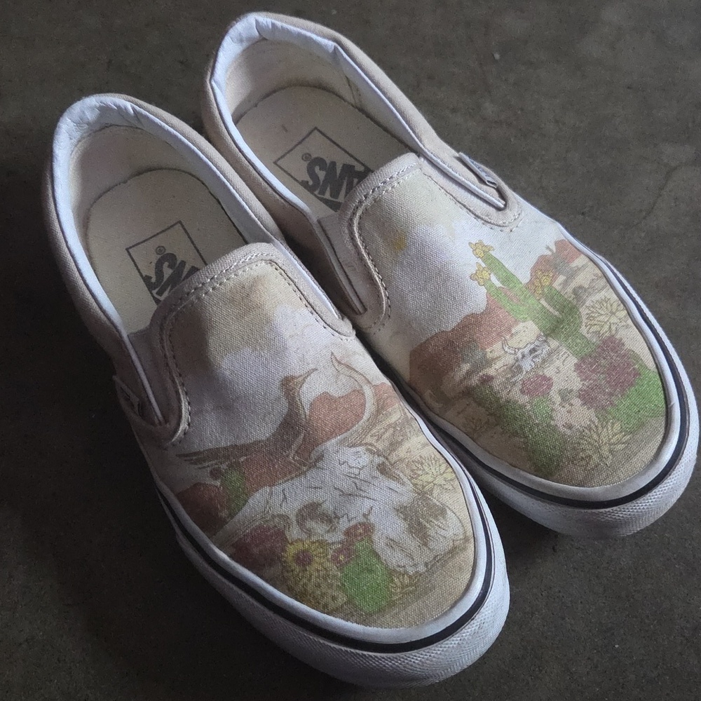 Vans Beige and White Slip-On Shoes with Artistic Design - Picture 2 of 4